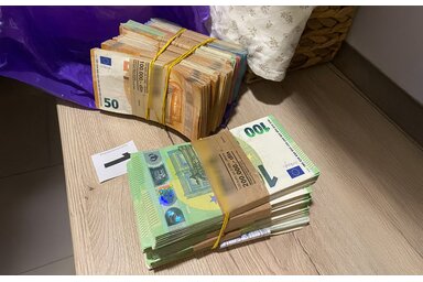 Nagy mennyiségű pénzt találtak a gyanúsítottaknál (Fotó: MUP)