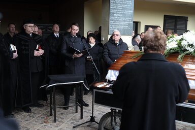 Fremond Árpád Sárközi Istvántól búcsúzik (Lakatos János felvétele)