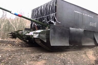 Egy spéci védőburkolattal felszerelt orosz T-80-as valahol a donyecki térségben (RDMPS via AP/Beta)