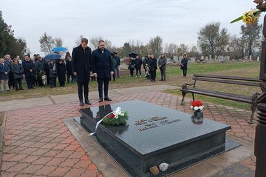 Tiszteletadás Csubela Ferenc sírjánál (Kazinczy Paszterkó Diana felvétele)