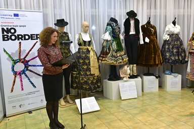 Vajdasági nemzeti kisebbségek népviseletét tekinthetik meg a látogatók a VMMI oszlopcsarnokában (Gergeéy József felvétele)