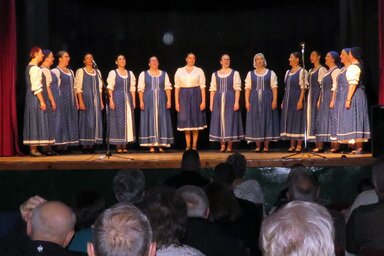 A néptáncosok (Kecskés István felvétele)