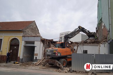 A különösen forgalmas Kiszácsi utcában két helyszínen is épületbontás van folyamatban (Fotó: Szeli Balázs felvétele)