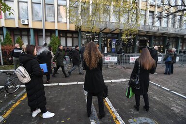 A rendőrökkel való dulakodás után az ellenzék lakatot helyezett a bíróság főbejáratának kerítésére, ám azt a hatóságok hamar eltávolították (Fotó: Beta)