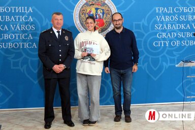 A Közlekedésbiztonsági karaván elnevezésű rendezvénysorozat nyertesével (Vladan Gajić, Sara Uršal és Petar Pantelinac) / Benedek Miklós felvétele