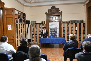 Dr. Szőke Anna néprajzkutató a Szenttamási Népkönyvtárban a karácsonyi szokásokról, hagyományokról tartott előadást (Fotó: Paraczky László)