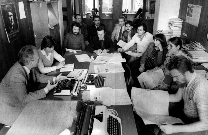 Rovatmegbeszélésen a főszerkesztővel, Erdélyi Károllyal (balról az első) a ’80-as évek elején. A felvételből ítélve, engem inkább az újság érdekelt (jobbról az első) Rovatmegbeszélésen a főszerkesztővel, Erdélyi Károllyal (balról az első) a ’80-as évek elején. A felvételből ítélve, engem inkább az újság érdekelt (jobbról az első)