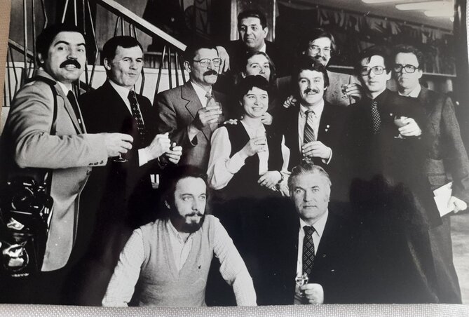 A ’80-as évek eleje, itt már jómagam is rajta vagyok a képen. Karácsony előtti ünnepség volt, a Magyar Szó születésnapja az Újvidéki Rádió M Stúdiójában A ’80-as évek eleje, itt már jómagam is rajta vagyok a képen. Karácsony előtti ünnepség volt, a Magyar Szó születésnapja az Újvidéki Rádió M Stúdiójában