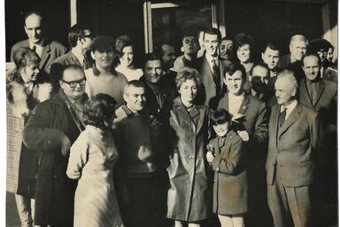 A szerkesztőség egy része valamikor a múlt század ’60-as éveiben a kiadóház előtt pózol