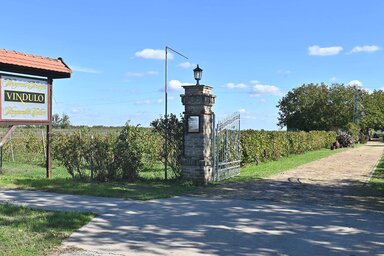 Idilli környezetben várja látogatóit a Vindulo Pincészet (Ótos András felvétele)