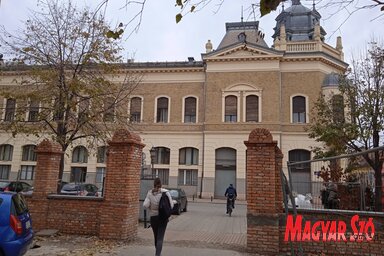 Készül a kapu (Fotó: Szeli Balázs felvétele)