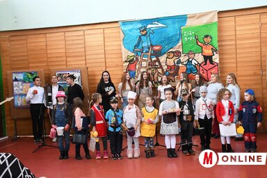 Az alkalmi műsorban a Kárókatonák és a Sárkánykölykök kíséretében az elsős kisdiákok szakmaválasztási lehetőségeket mutattak be (Fotó: Paraczky László)