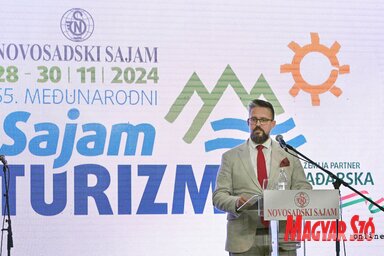Juhász Bálint megnyitóbeszédét mondja (Fotó: Ótos András)