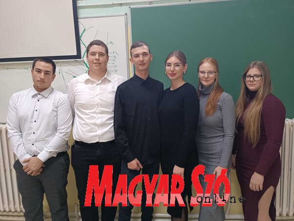 A Lapunknak nyilatkozó, vállalkozási terveiket bemutató középiskolások (Kazinczy Paszterkó Diana felvétele) A Lapunknak nyilatkozó, vállalkozási terveiket bemutató középiskolások (Kazinczy Paszterkó Diana felvétele)