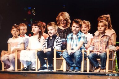 Janovics Ilona óvónő növendékei körében (Forrás: Janovics Ilona)