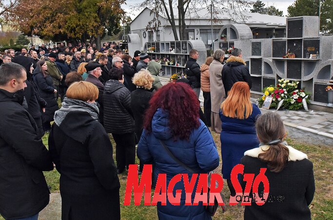 Családja, munkatársai, barátai és tisztelői kísérték utolsó útjára (Gergely Árpád felvétele) Családja, munkatársai, barátai és tisztelői kísérték utolsó útjára (Gergely Árpád felvétele)