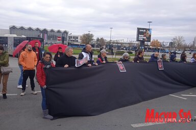 Több száz, főt hajtó polgár gyűlt össze péntek délelőtt a vasútállomás előtti útkereszteződés melletti járdákon (Fotó: Szeli Balázs felvétele)