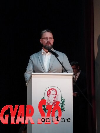 Juhász Bálint: Köszönet Magyarország kormányának (Fotó: Zabos Kasziba Angéla felvétele) Juhász Bálint: Köszönet Magyarország kormányának (Fotó: Zabos Kasziba Angéla felvétele)
