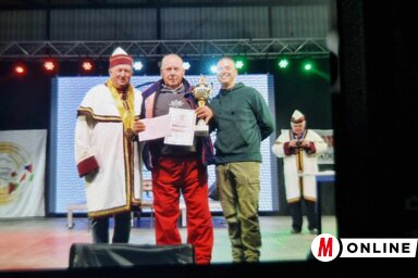 Borsos Csaba, a fesztivál megálmodója és fő szervezője adta át a legjobbaknak járó díjakat. Idén a Dancsó 2 csapat az abszolút nyertes (Gergely József felvétele)