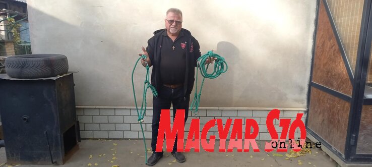 Dosztán Tibor még gyermekkorában sajátította el a kötélgyártást (Fotó: Kancsár Izabella) Dosztán Tibor még gyermekkorában sajátította el a kötélgyártást (Fotó: Kancsár Izabella)