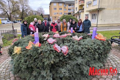A helyiek kis csoportja felállította és feldíszítette a falu adventi koszorúját / Dér Dianna felvétele