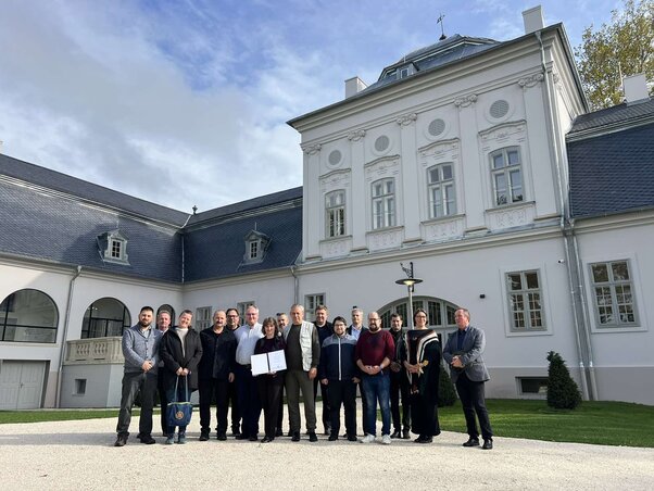 A geszti lelkészkonferencia résztevői a díj kézbesítése után a Tisza-kastély előtt (Csányi Erzsébet archívuma) A geszti lelkészkonferencia résztevői a díj kézbesítése után a Tisza-kastély előtt (Csányi Erzsébet archívuma)