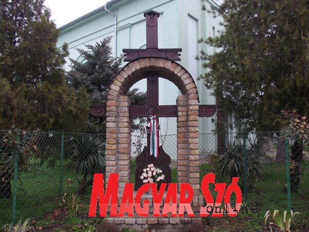 A templomkert sarkában állították fel az első telepesek tiszteletére az emlékkeresztet (Vidács Hajnalka felvétele) A templomkert sarkában állították fel az első telepesek tiszteletére az emlékkeresztet (Vidács Hajnalka felvétele)