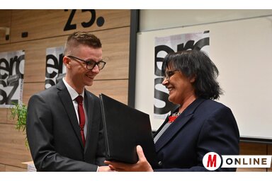 Dr. Lajkó Flórián átveszi az elismerést dr. Csányi Erzsébettől (Fotó: Ótos András felvétele)