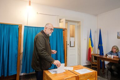 Kelemen Hunor, a Romániai Magyar Demokrata Szövetség (RMDSZ) elnöke leadja szavazatát (Fotó: MTI)