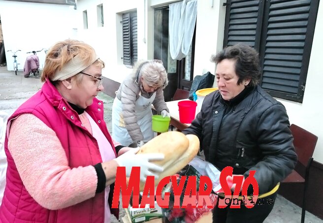 A topolyai vásártéri otthonban már reggel megkezdődött az ételosztás (Tóth Péter felvétele) A topolyai vásártéri otthonban már reggel megkezdődött az ételosztás (Tóth Péter felvétele)