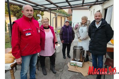 Budimir Marić, a Vöröskereszt községi szervezetének titkára és Szatmári Adrián polgármester a népkonyha önkénteseivel (Tóth Péter felvétele)