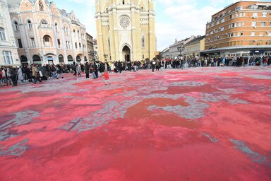 A vörösre festett Szabadság tér (Fotó: Beta)
