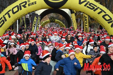 Mikulások népesítették be vasárnap Palicson a Nagyparkot és a tóparti sétányt (Fotó: Molnár Edvárd felvétele)