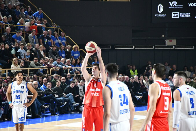 Miloš Teodosić 8 ponttal, 2 lepattanóval és 3 gólpasszal járult hozzá a Zvezda sikeréhez (Fotó: Tóth Tibor felvétele) Miloš Teodosić 8 ponttal, 2 lepattanóval és 3 gólpasszal járult hozzá a Zvezda sikeréhez (Fotó: Tóth Tibor felvétele)