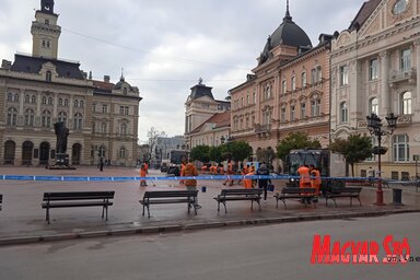 A székvárosban már hetek óta folyamatosak a tiltakozó megmozdulások, amelyek során a tüntetők rendszerint piros festékkel kenik össze az aszfaltot és az épületek falait (Fotó: Szeli Balázs)