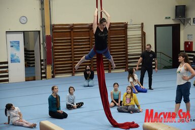 Valódi cirkuszi élményben lehetett részük azoknak a fiataloknak, akik a hétvégén a Sokol Otthonban megtartott, cirkuszi előjelű műhelymunkák valamelyikében részt vettek (Fotó: Dávid Csilla)