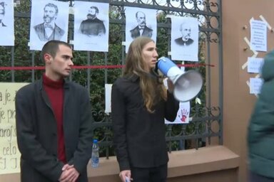 A Stav informális csoport tagjai tegnap nem sokkal 13 óra előtt blokkolták az újvidéki Bölcsészettudományi Kart. A blokádot azért szervezték meg, mert az újvidéki áldozatok előtti (Fotó: N1)