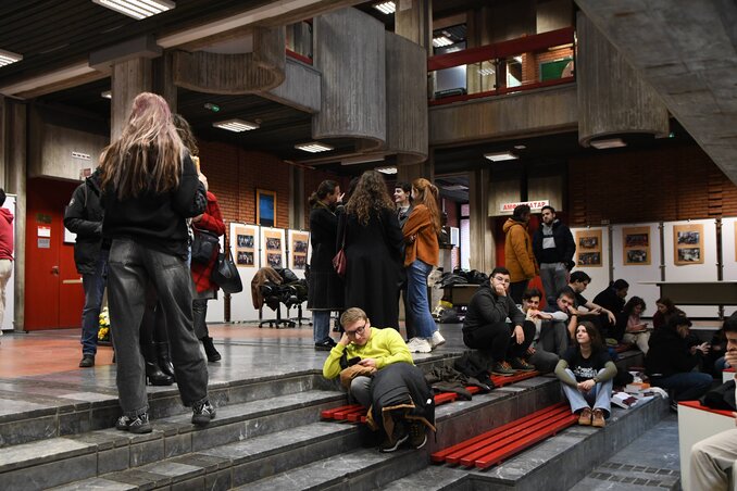 A Stav informális csoport tagjai tegnap nem sokkal 13 óra előtt blokkolták az újvidéki Bölcsészettudományi Kart (Fotó: Beta) A Stav informális csoport tagjai tegnap nem sokkal 13 óra előtt blokkolták az újvidéki Bölcsészettudományi Kart (Fotó: Beta)