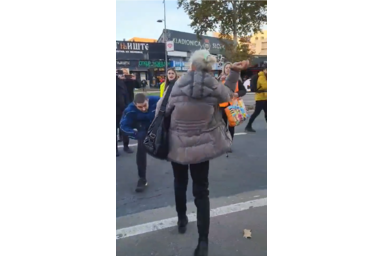 Tojással dobálta meg a tiltakozókat egy asszony Újvidéken (X/Radio 021)