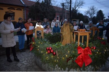 Felfénylett az adventi koszorú első gyertyája Pacsér központjában is (Fotó: Pacséri Művelődési Egyesület)