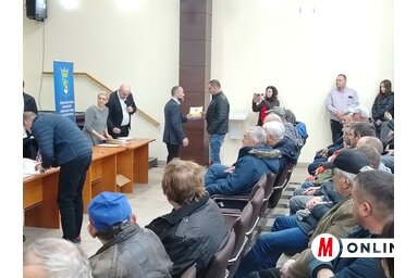 Az idén 606 szerződést írnak alá a sikeres pályázókkal. Tegnap több mint kétszáz termelőnek adta át a támogatásról szóló szerződést a polgármester (Tóth Péter felvétele)