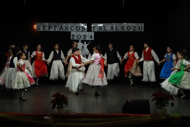 A színpadon felléptek a táncosok (Szakál Boglárka felvétele)