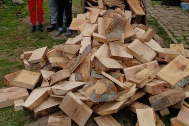 Megérkezett a tűzifa az egyik ház udvarába (Nyúl Zoltán felvétele)