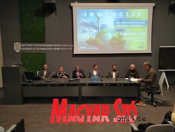 A panelbeszélgetéseken a szakemberek vitatták meg a megújuló energiaforrások használatának gyakorlati lehetőségeit a gazdaság képviselőivel (Fotó: Tóth D. Lívia) A panelbeszélgetéseken a szakemberek vitatták meg a megújuló energiaforrások használatának gyakorlati lehetőségeit a gazdaság képviselőivel (Fotó: Tóth D. Lívia)