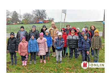 A szorgos faültető csapat (Fotó: Gergely Árpád felvétele)