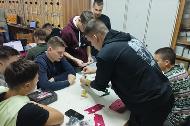 Folyik a mobil robot hardverének összeszerelése  (Fotó: Adai Műszaki Iskola)