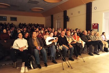 Az idén is megtöltötte az egyesület művelődési estje a topolyai színházterem nézőterét (Kazinczy Paszerkó Diana felvétele)