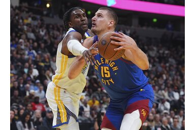 Jokić és Kevon Looney csatája a gyűrű alatt (Fotó: Beta/AP)