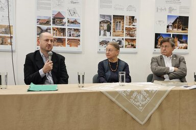 A kerekasztal-beszélgetésen az is elhangzott, hogy az embernek házat, az Istennek templomot kell építeni (Puskás Károly felvétele)