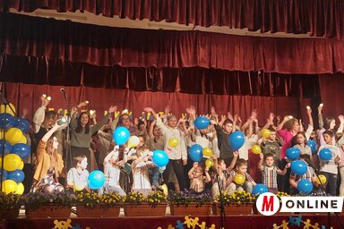 Mindannyian mások vagyunk: a műsor végén az összes fellépő diák és tanár felvonult a színpadra (Fotó: Kancsár Izabella)